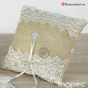 Cojín alianzas de burlap con puntilla y detalle de strass