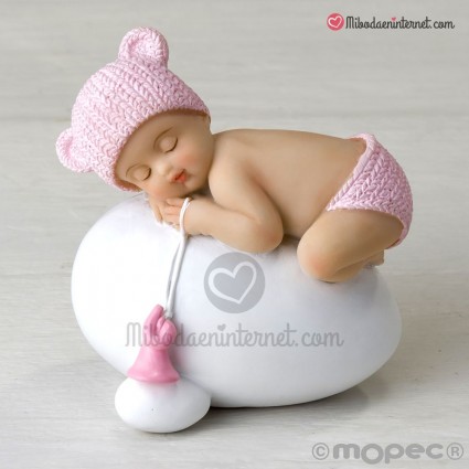 Figura niña bebé rosa durmiendo sobre huevo