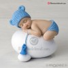 Figura niño bebé azul durmiendo sobre huevo