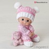 Figura pastel niña bebé sentada con peluche