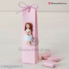 Imán resina Comunión niña vestido corto presentada sobre caja alta rosa con lazo bicolor y 3 caramelos