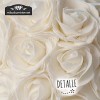 Detalle de rosas blancas de fino material tipo goma eva