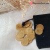 Monedas doradas para la ceremonia de entrega de arras