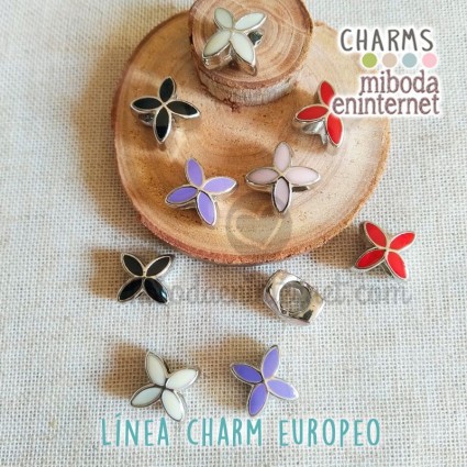 Charm Europeo metal plata lacado flor surtida