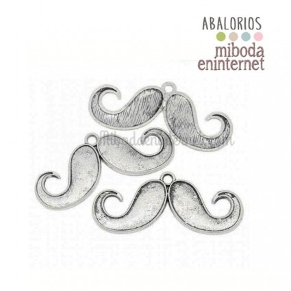 Colgante Acrílico bigote plateado