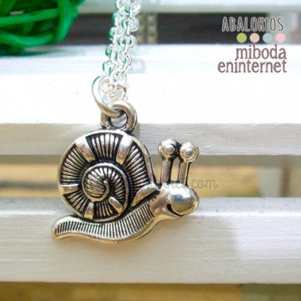 Collar caracol plateado con cadena de 46 cms