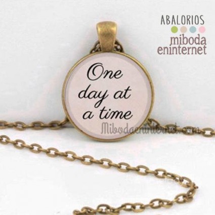 Collar cabuchón redondo frase One day at a time