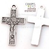 Charm metal plateado Cruz labrada con Cristo