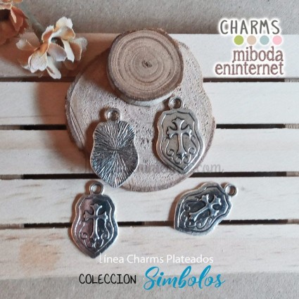 Charm metal plateado cruz en escudo medieval