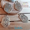 Charm metal plateado cruz en escudo medieval