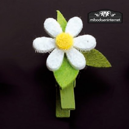 Pinza Madera Fieltro Flor Blanco