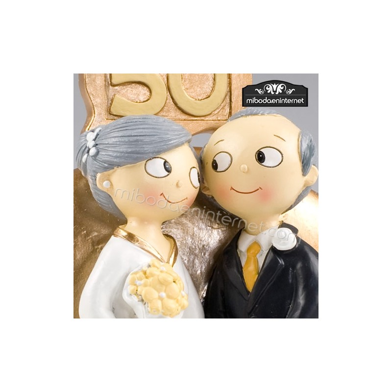 Figura de tarta de bodas de oro con una pareja apoyada en un 50 oro