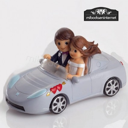 Pareja de novios coche