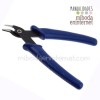 alicate especial corte mango aislado azul